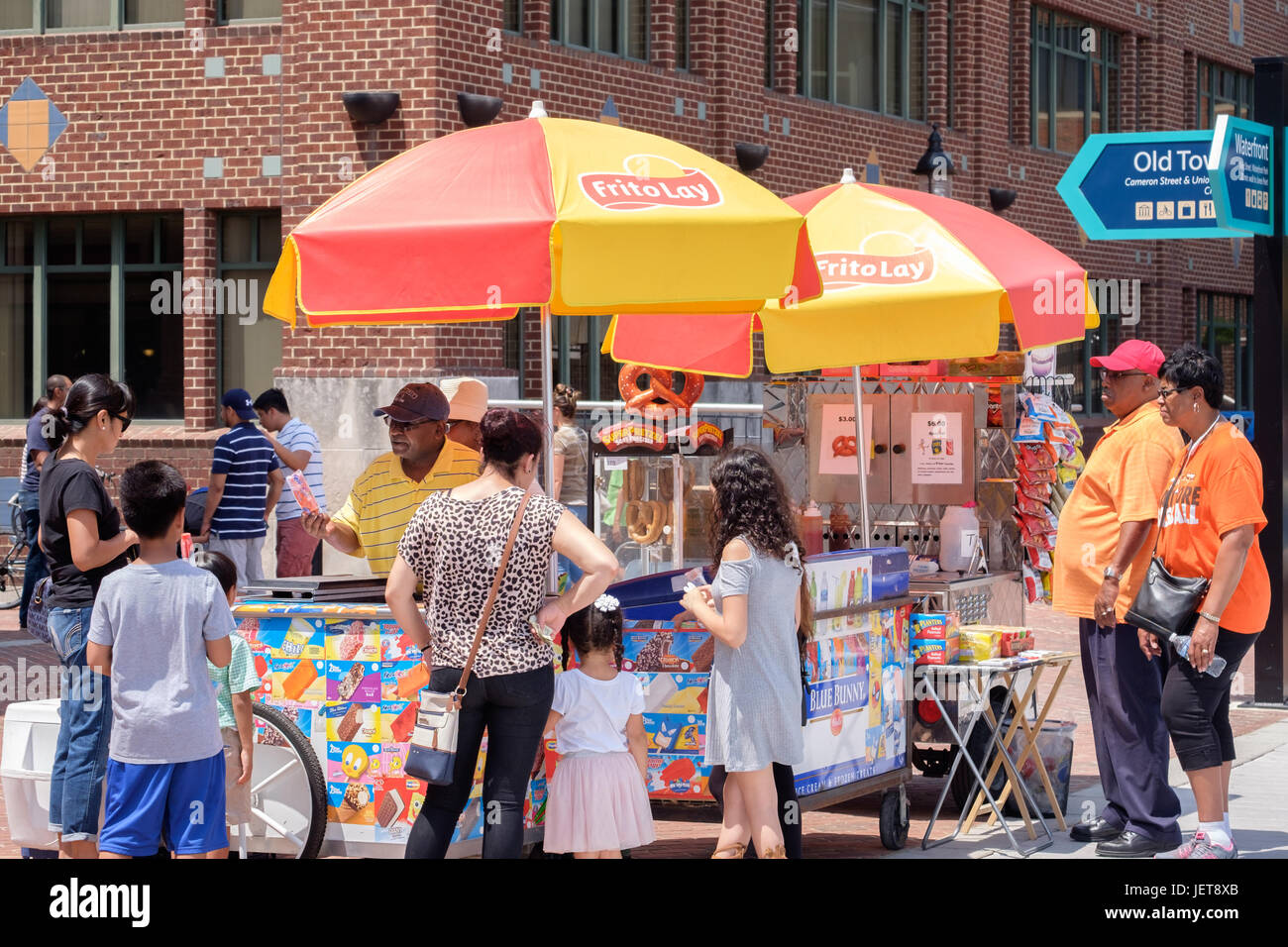 Eisverkäufer und Kunden an einem heißen Sommertag in Alexandria, VA Stockfoto