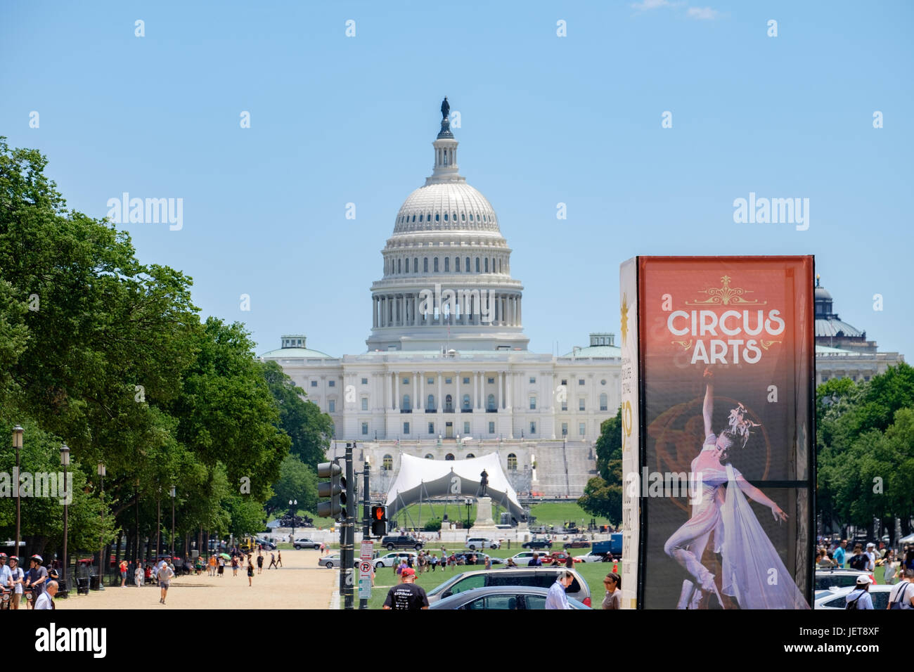 U.S. Capitol mit Zeichen für Circus Arts Ausstellung für das Smithsonian Folklife Festival Stockfoto