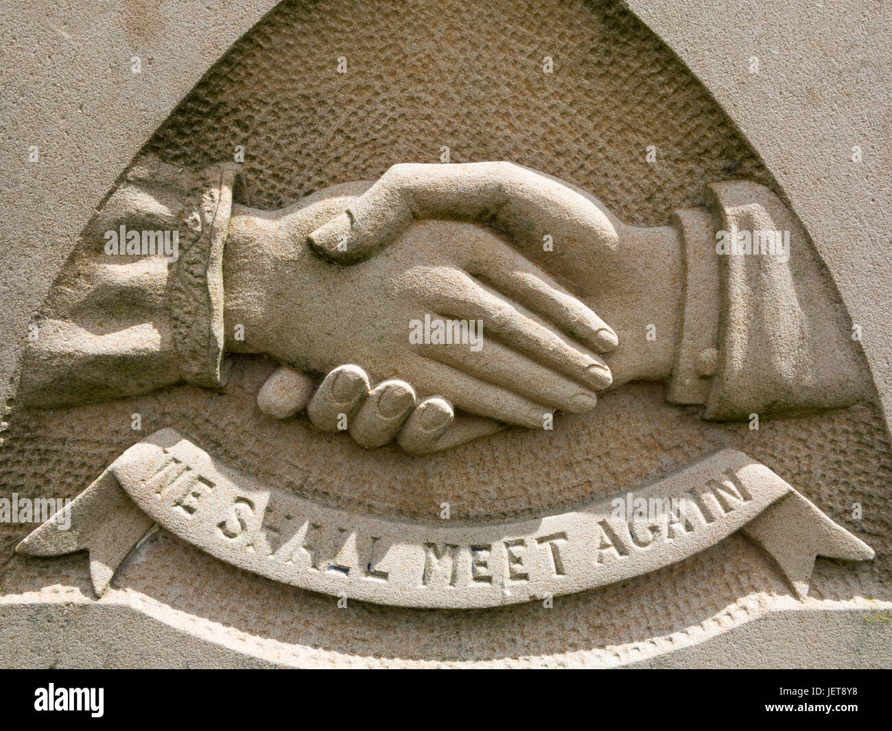 Ein Stein auf einen Grabstein zeigt zwei Hände schütteln mit einer "sehen wir uns wieder" Text schnitzen Stockfoto