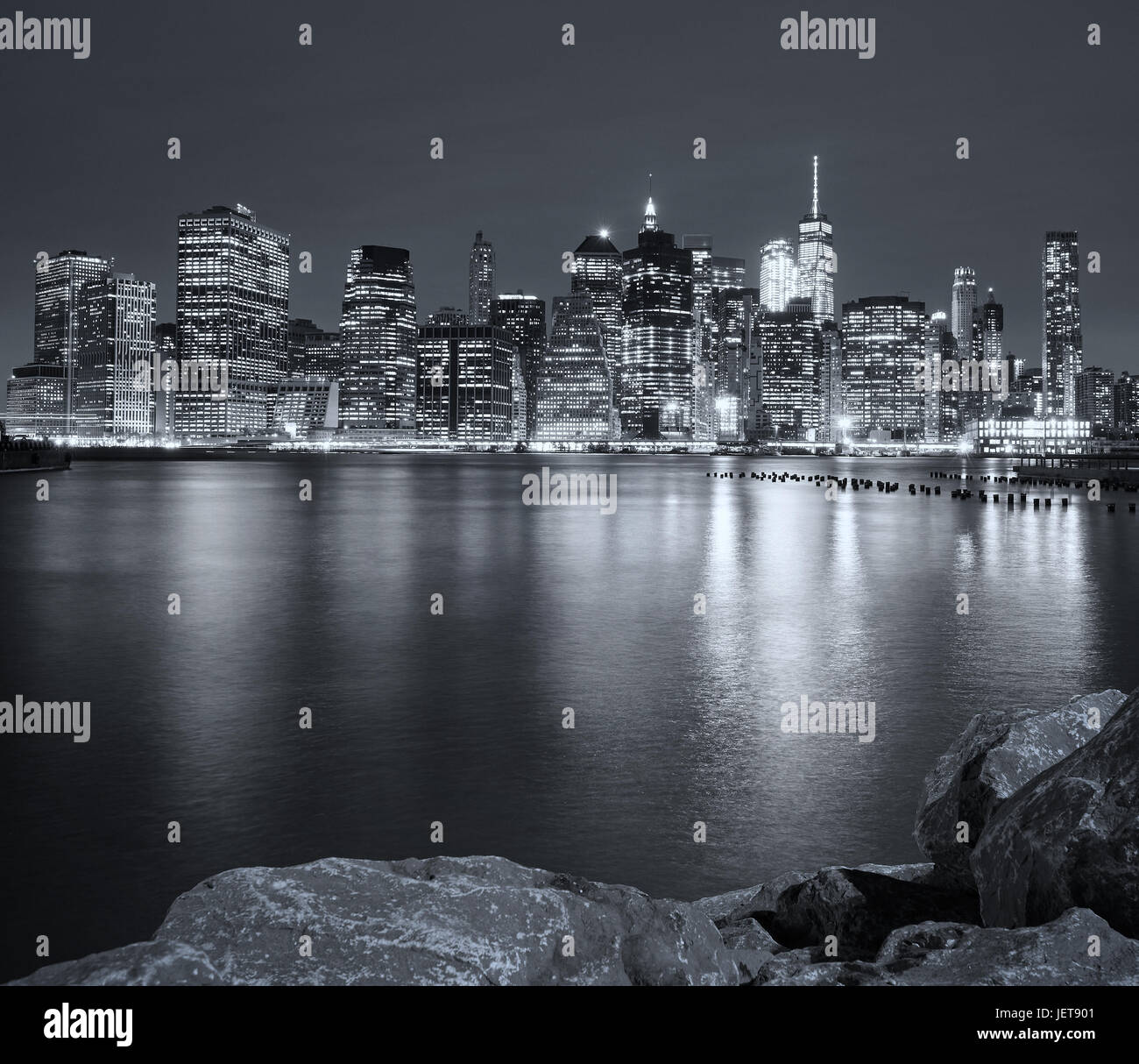 Schwarz / weiß Bild der Nacht-Skyline von New York City, USA. Stockfoto