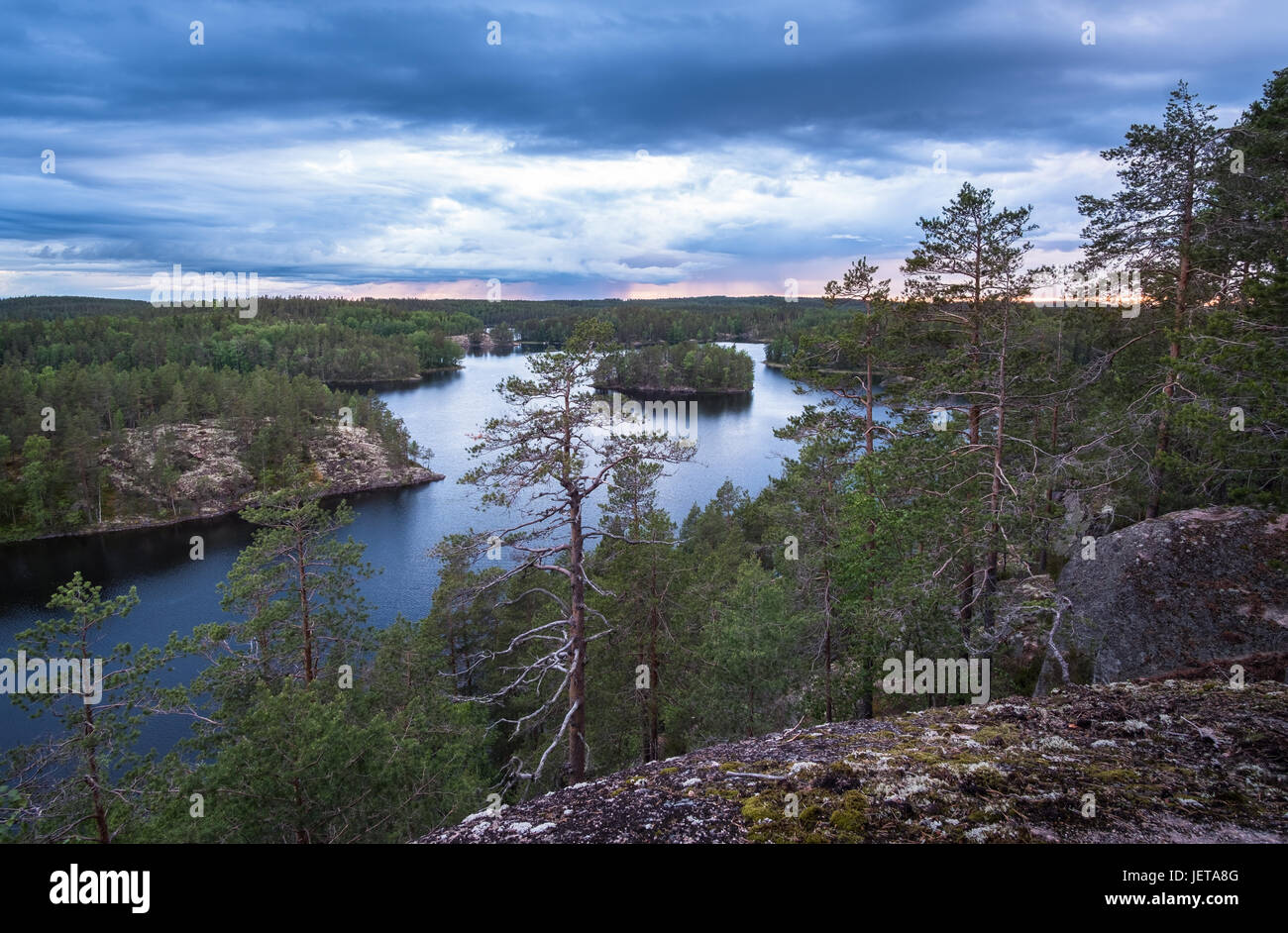 Malerische Landschaft mit See und Gewitterwolken am Sommerabend in Repovesi Nationalpark. Finnland Stockfoto