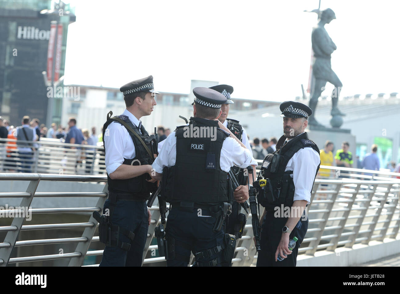 Bewaffnete Polizei patrouillieren Andrang an den FA-Cup-Finale zwischen Arsenal und Chelsea im Wembley Stadium, London mit: bewaffnete Polizei wo: London, Vereinigtes Königreich bei: Kredit-27. Mai 2017: Howard Jones/WENN.com Stockfoto