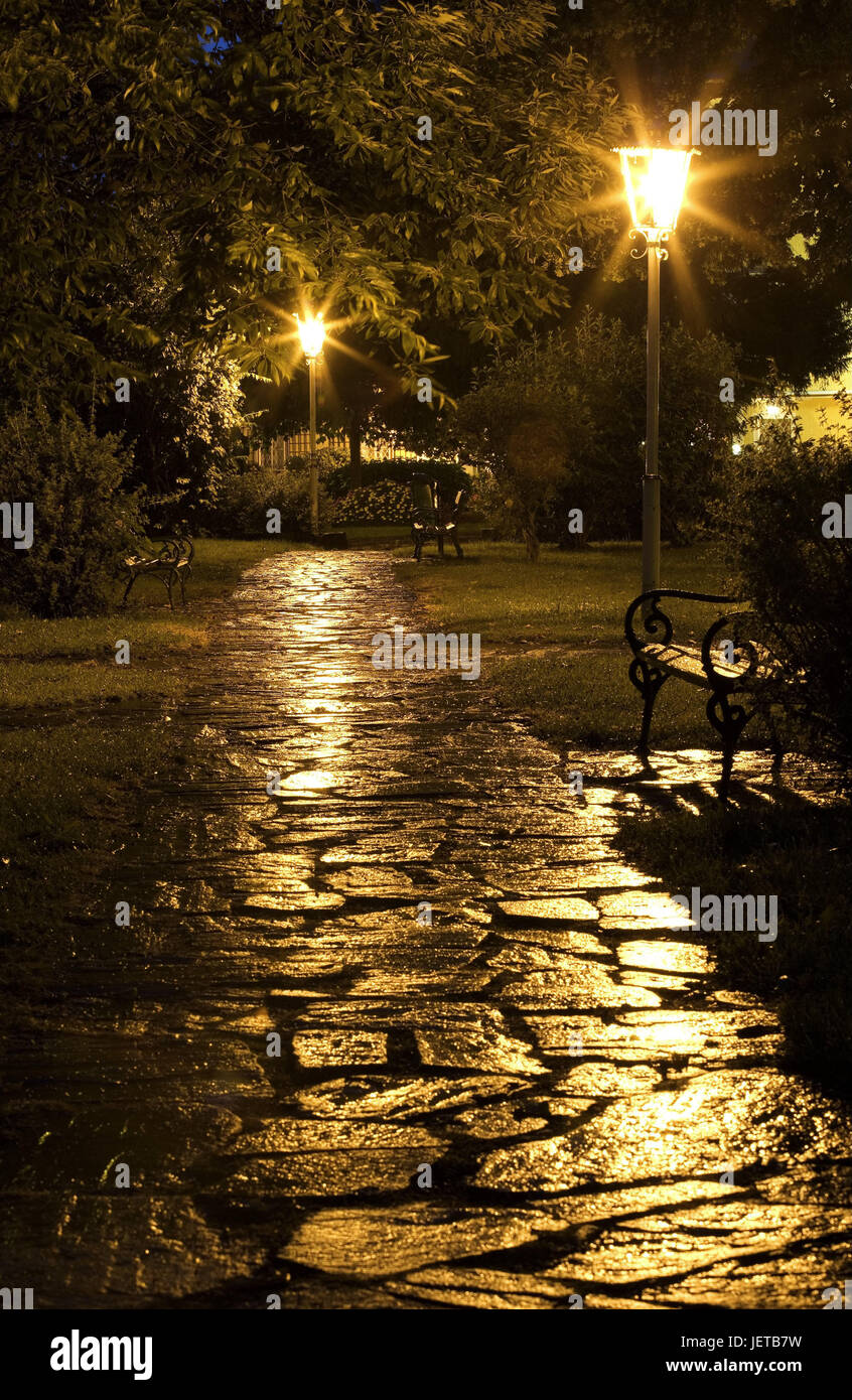 Entfernt, Laternen, Bäume, Parkbänke, Abend, Park, Park, grüne Anlage, Sitzgelegenheit, Bänke, Wanderweg, Wanderweg, nass, nass vom Regen, Feuchtigkeit, Wetter, Straßenlampen, Straßenbeleuchtung, Beleuchtung, Licht, niemand, Ausfahrt, menschenleer, furchtbar, Ruhe, Stille, Einsamkeit, Dämmerung, BT, Stockfoto