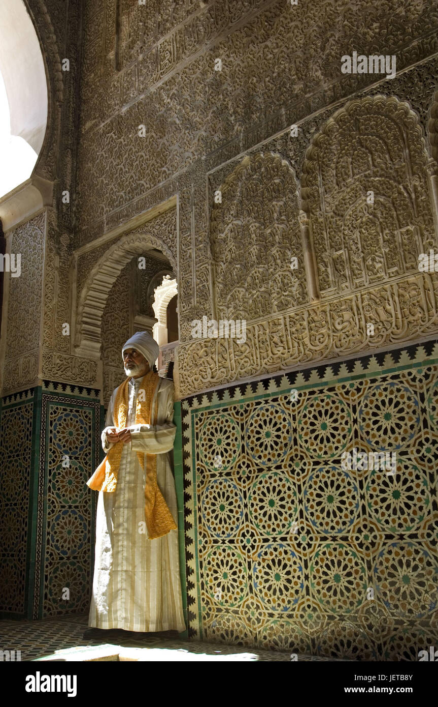 Marokko, Fes, Fes el Bali, Medersa Bou Inania, Passage, Detail, Mann, keine Veröffentlichung, Afrika, Modellstadt, Teil der Stadt, Kairaouine vierter, Ort von Interesse, Kultur, Moschee, College, islamische, schnitzen, gekonnt, Gnade Hinweis, Fliesen, Faïence Fliesen, Menschen, Chef, Kopfbedeckungen, Kaftan, Stockfoto