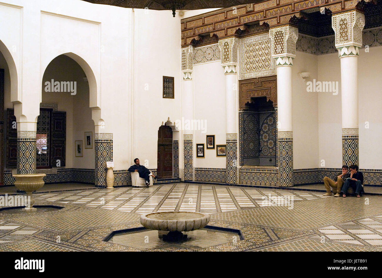 Marokko, Marrakesch, Musee de Marrakech, Säulen, Brunnen, Besucher, Afrika, Nordafrika, Ziel, Ort von Interesse, Kultur, Museum, Ausstellung, Faïence Fliesen, Mosaike, Muster, Formen, gekonnt, Menschen, Touristen, Tourismus, Stockfoto