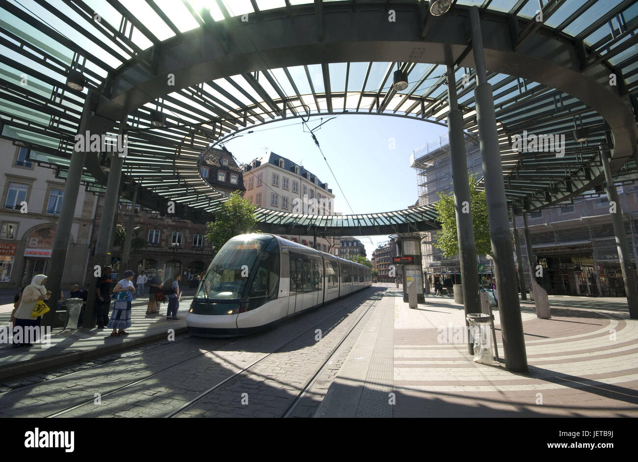 Frankreich, Elsass, Straßburg, station Homme de Fer, Straßenbahn, Reiseziel, Stadt, Europa, Transportmittel, öffentlich, Flugbahn, Schienenverkehr, Kurzstrecken-Verkehr, draußen, Architektur, Bau, Haltestelle, Bahnhof, Straßenbahn, rund, außen, Menschen, Passagiere, warten, Stockfoto