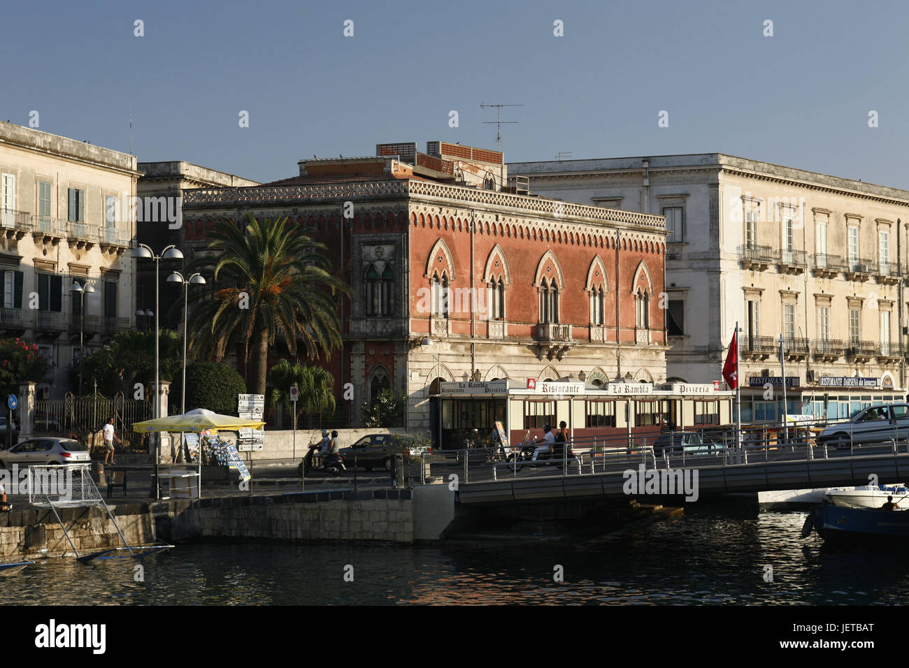 Italien, Sizilien, Insel Ortygia, Syrakus, Kanal, Blick auf die Stadt, Südeuropa, Siracusa, Stadt, Häuser, Gebäude, Palazzo, Darsena, Wasserstraße, Brücke, Ort von Interesse, Reiseziel, Tourismus, Stockfoto