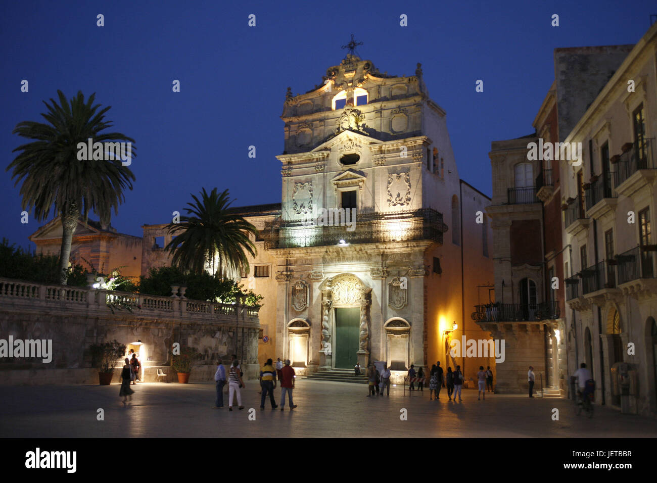 Italien, Sizilien, Insel Ortygia, Syrakus, Old Town, Piazza Duoma, Kirche Santa Lucia Alla Badia, Touristen, Abend, Südeuropa, Siracusa, Kirche, Struktur, Beleuchtung, Architektur, Ort von Interesse, quadratisch, Domplatz, Person, Reiseziel, Tourismus, Dämmerung, Stockfoto