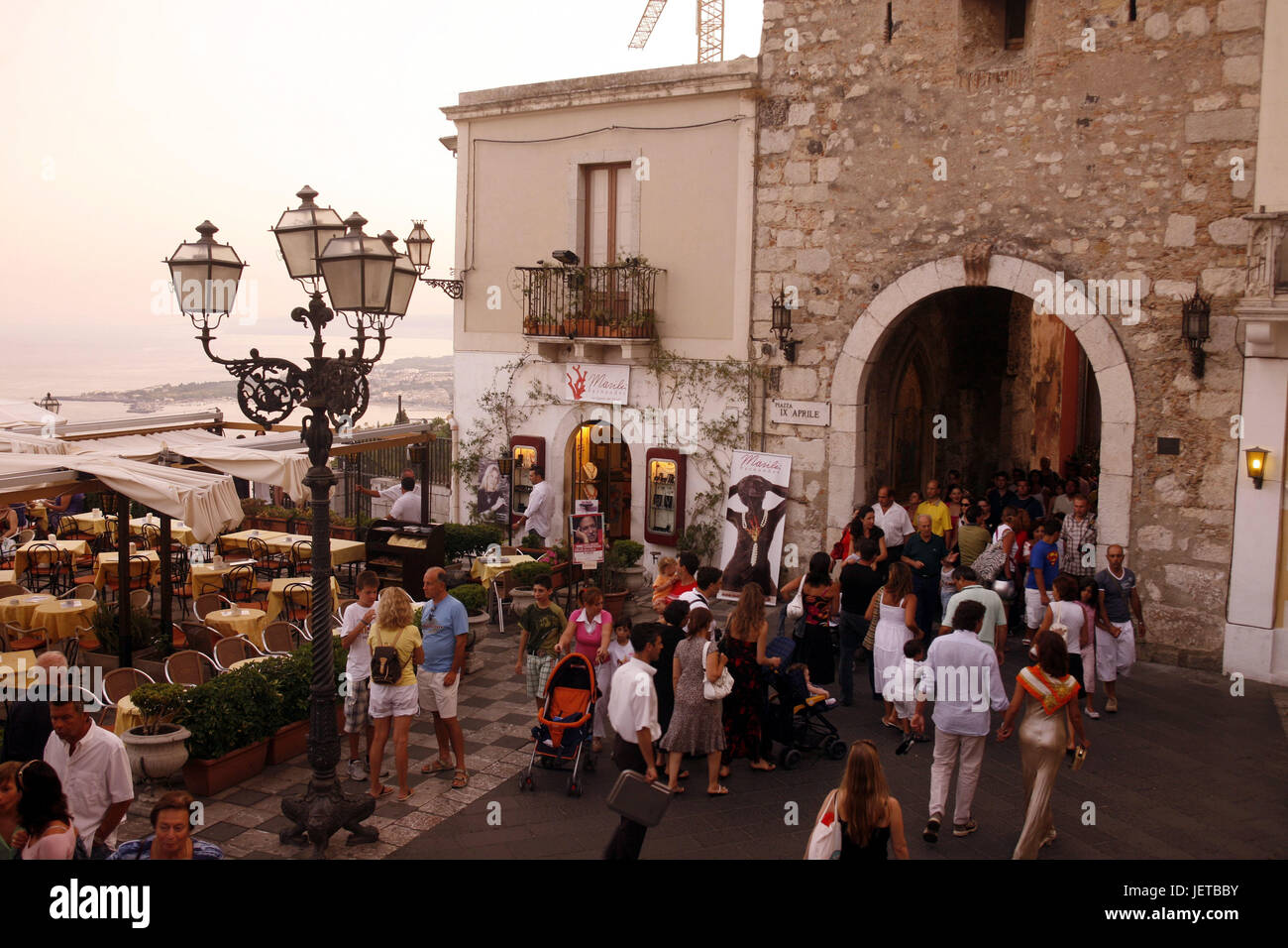 Italien, Sizilien, Taormina, Old Town, Piazza del Duomo, Straßencafé, Torbogen, Tourist, Südeuropa, Domplatz, Café, Bar, Gastronomie, Gebäude, Durchgang, Tor, Architektur, Person, Ort von Interesse, Reiseziel, Tourismus, Stockfoto