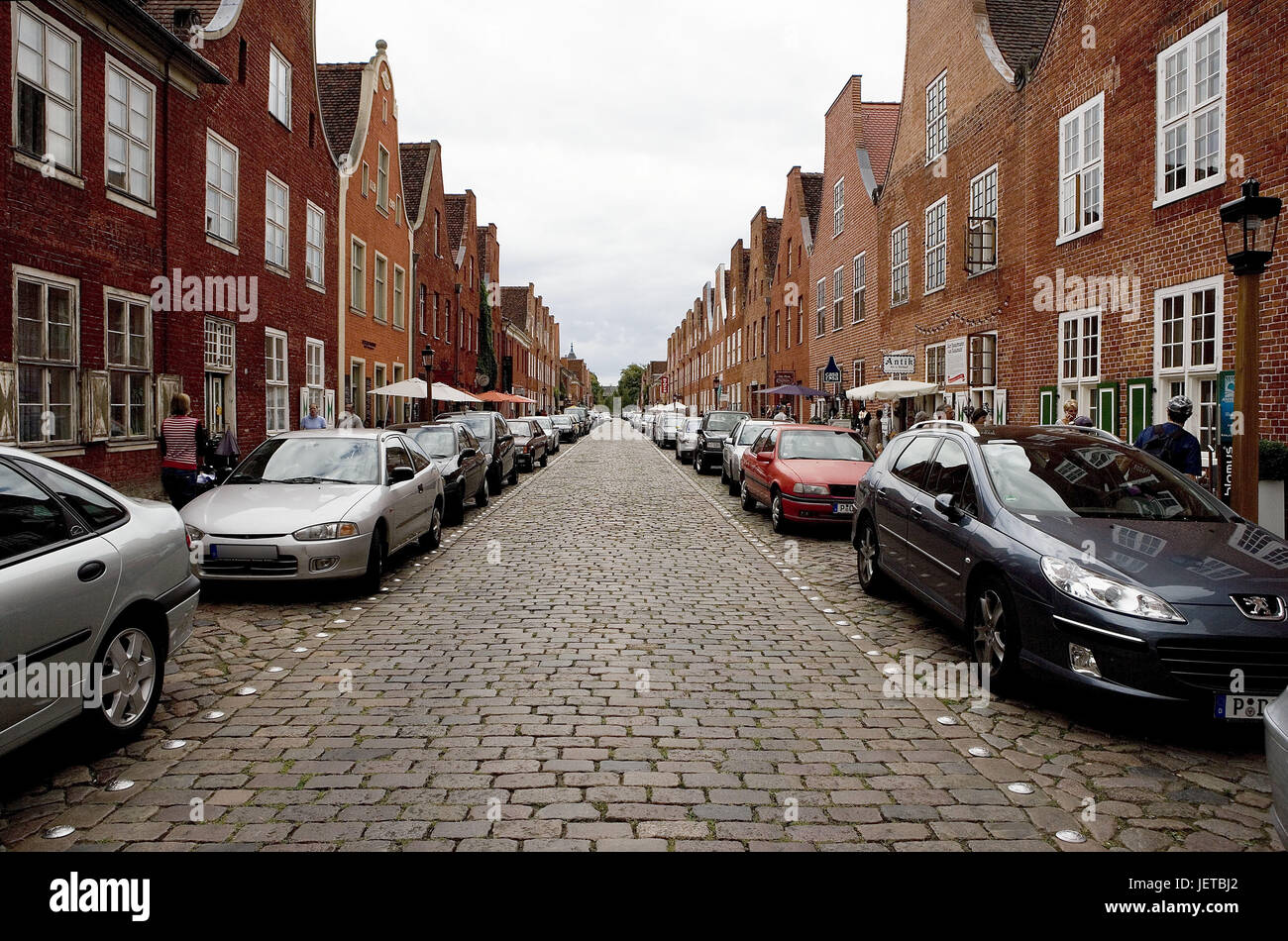 Deutschland, Brandenburg, Potsdam, Holländer Viertens Straße, Giebel Häuser, Fußgänger, Stadt, Stadtteil vierte, Behausung, Kopfsteinpflaster, Backsteinbauten, Wohnhäuser, Wiederherstellungen, live, Geschäfte, Baustil, Ziegel, rot, Giebel, Bürgersteig, Straßenlaterne, Autos, Park, Menschen, Touristen, Tourismus, Stockfoto