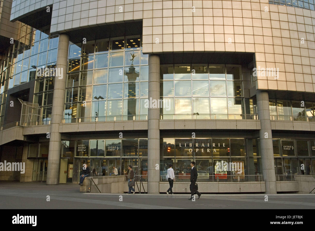 Frankreich, Paris, Place De La Bastille, Opéra Bastille, Fassade, Detail, Spiegelung, Juli Säule, Passanten, kein Model-Release, Stockfoto