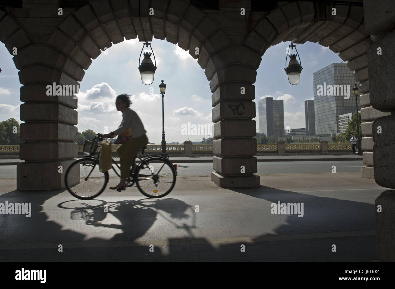 Frankreich, Paris, Pont de Bercy, Radfahrer, an der Seite, kein Model-release Stockfoto