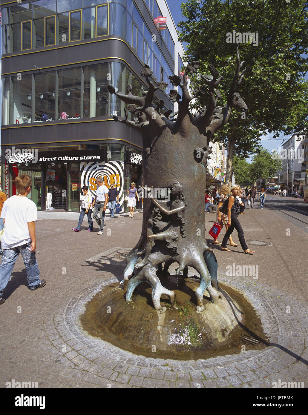 Deutschland, Baden-Wurttemberg Karlsruhe, Kaiserstrasse, Bronzefigur, Wald, Fußgänger, Stadt, Zentrum, Innenstadt, Straßenszene, Straße, Person, Passanten, Kunst, Skulptur, Bronze, St. von Kunst, modern, Brunnen, Brunnen, Stadtzentrum Wells, Wald Stockfoto