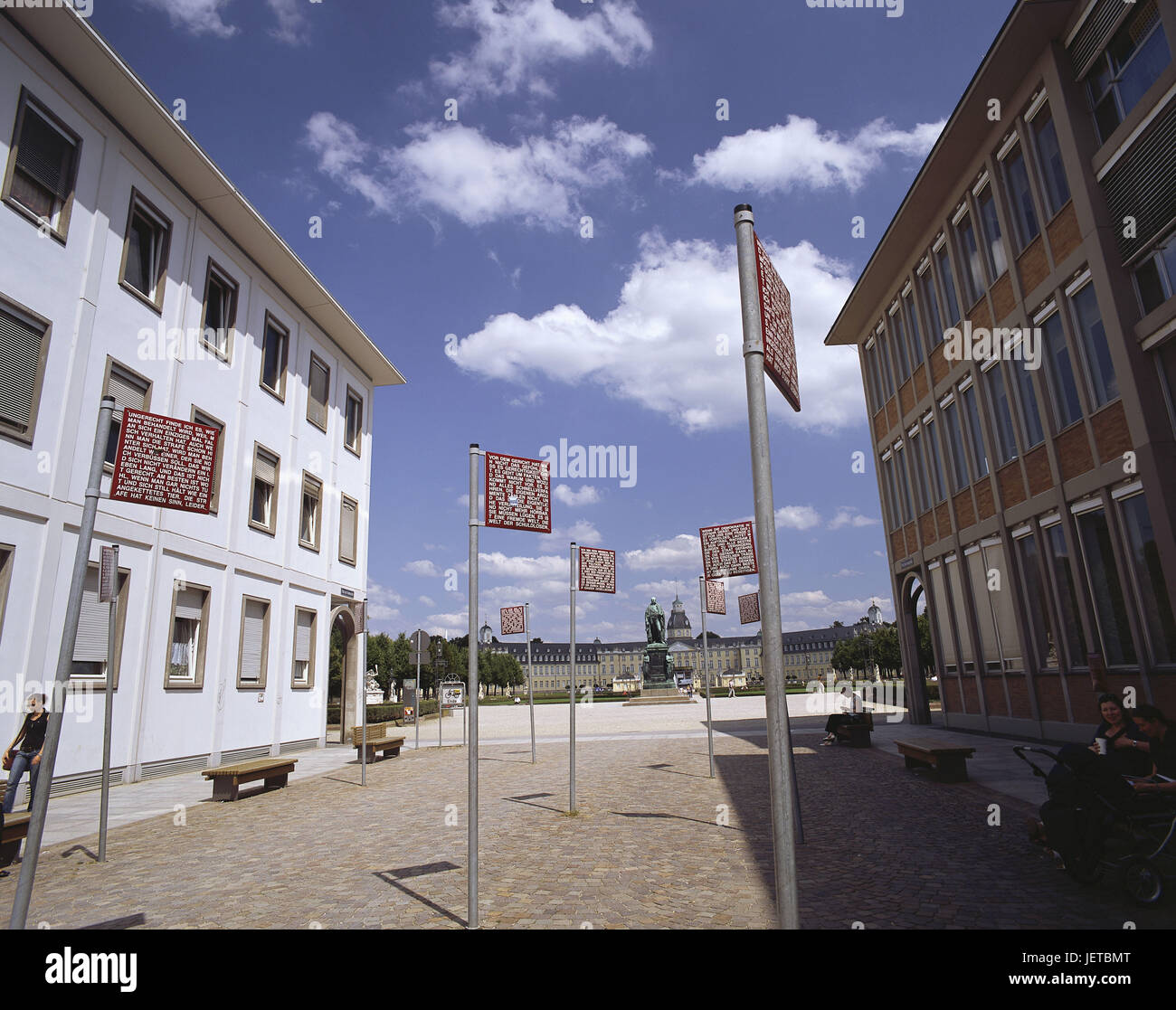 Deutschland, Baden-Würtemberg, Karlsruhe, "Raum der Grundrechte", Text beachten Sie Bretter, Stadt, Zentrum, Platz, Fußgängerzone, Marktplatz, Texte, Zeichen, Installation, Grundrechte, im Außenbereich Stockfoto