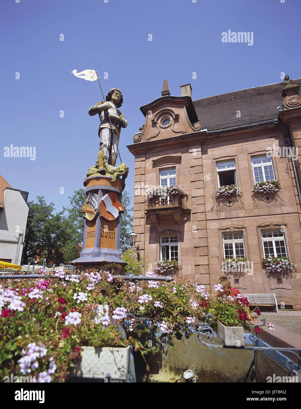 Deutschland, Baden-Wurttemberg, Ettlingen, Marktplatz, gut, Stadt, Gebäude, Fassade, Haus, Hausfassade, quadratisch, gut Charakter, Blumen, Blumenschmuck, Markt, Georgsbrunnen, Stockfoto