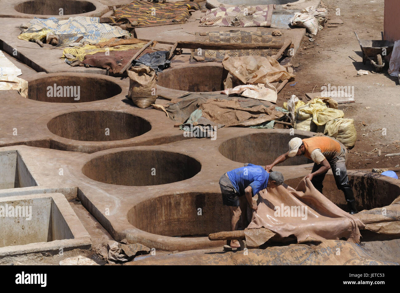 Männer, Leder Kugeln Farbstoff, Tanner vierte, Marrakesch, Marokko, Afrika, Stockfoto