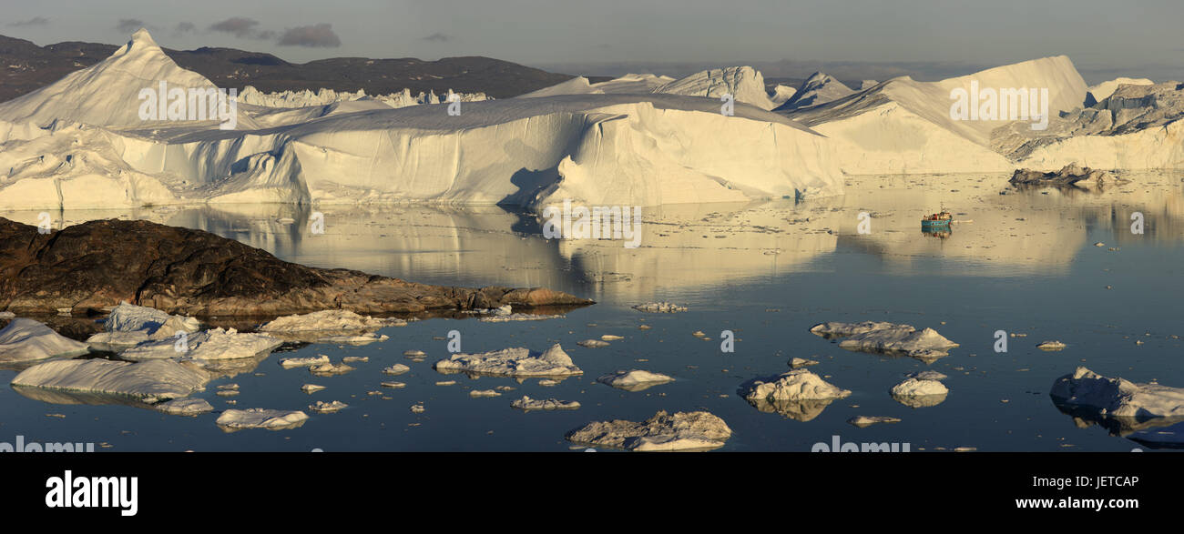 Grönland, Disko-Bucht, Ilulissat, Eis-Fjord, Eisberge, Treibeis, Boot, Westgrönland, Ziel, Ort von Interesse, Natur, Eis, Kälte, Gletscher, Gletschereis, Gletscher-Abbruch, der Arktis, Klimawandel, draußen, menschenleer, Meer, Wasser, Panorama, Böschung, Spiegelung, Wasseroberfläche, Eisschollen, Fjord, Ilulissat-Eis, Fjord, UNESCO-Welterbe, Fischerboot, Stockfoto