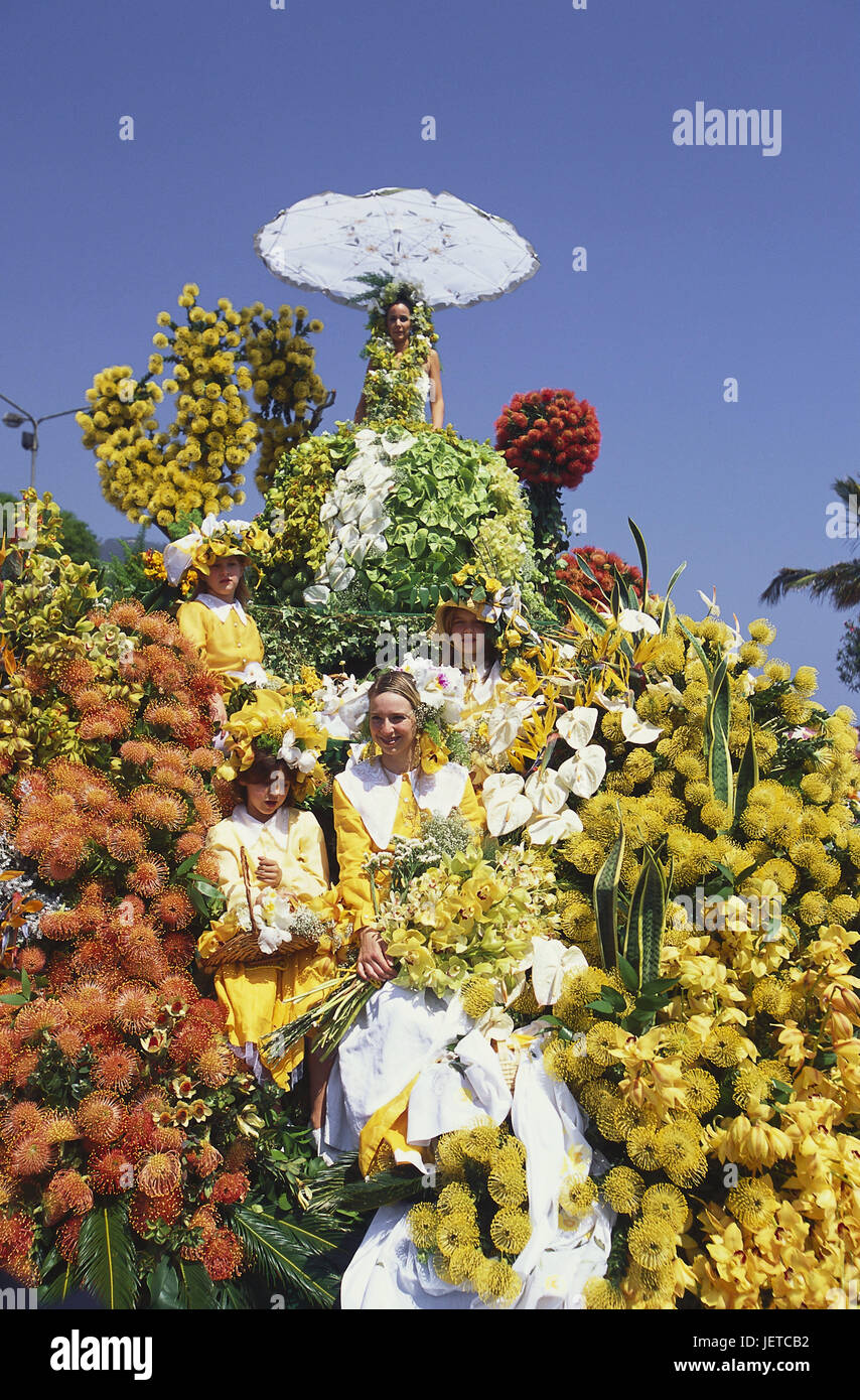 Insel Madeira, Funchal, Portugal, Festa da Flor, feste Wagen, Frauen, Inselhauptstadt, Blume fest, speichern, speichern, Person, Frauen, Mädchen, Kostüme, Blumen, Blüten, Blumenschmuck, Attraktion, Ort von Interesse, Reiseziel, Tourismus, Blume Stockfoto