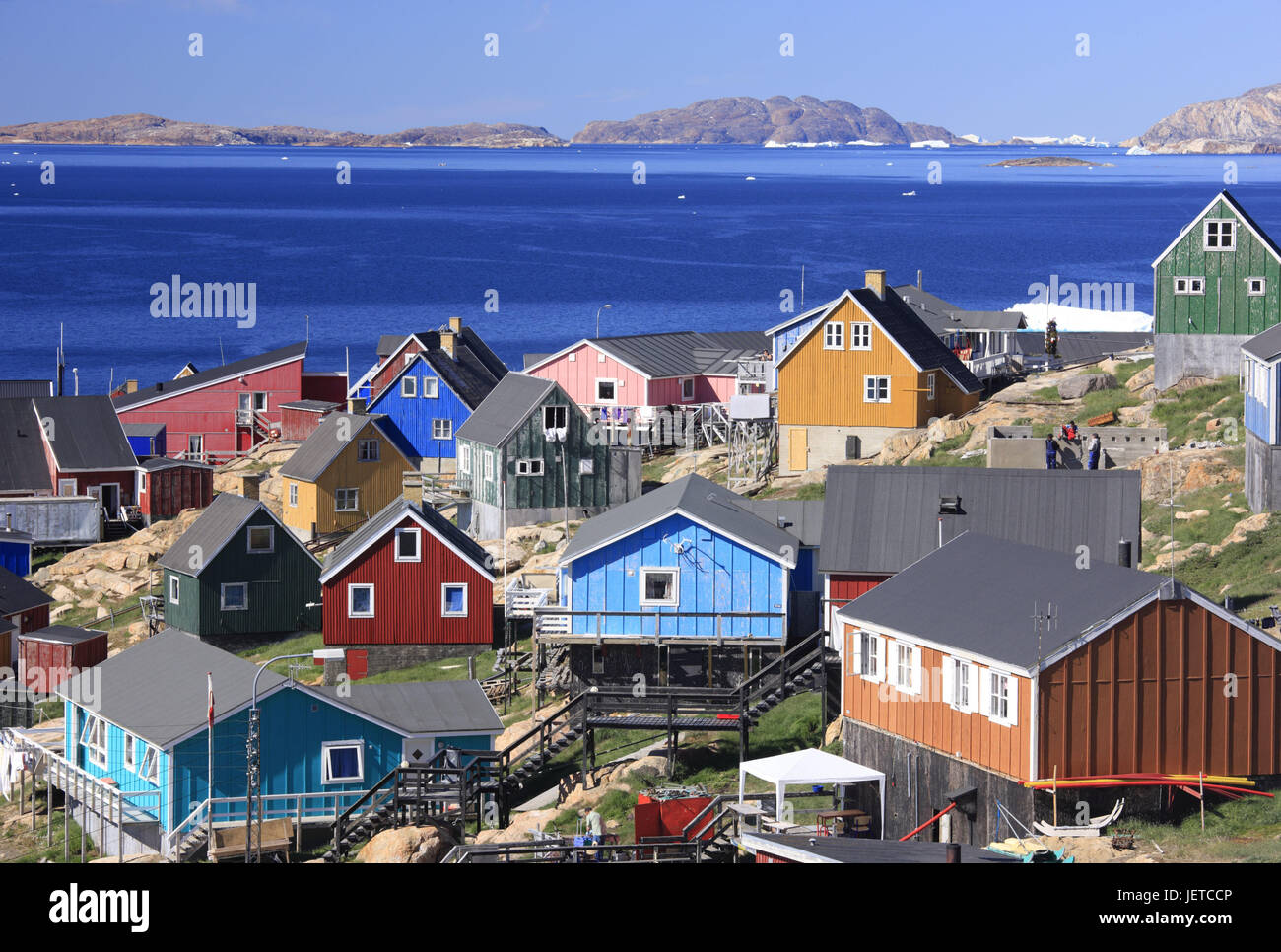 Blick auf Grönland, Upernavik, die Stadt, Wohn-Häuser, Nordwest-Grönland, Küste, Stadt, Arktis, Häuser, Holzhäuser, Architektur, Fachwerk-Bau Weise, in der Regel für Land, hell, Felsen, Wasser, Meer, blau, Stockfoto