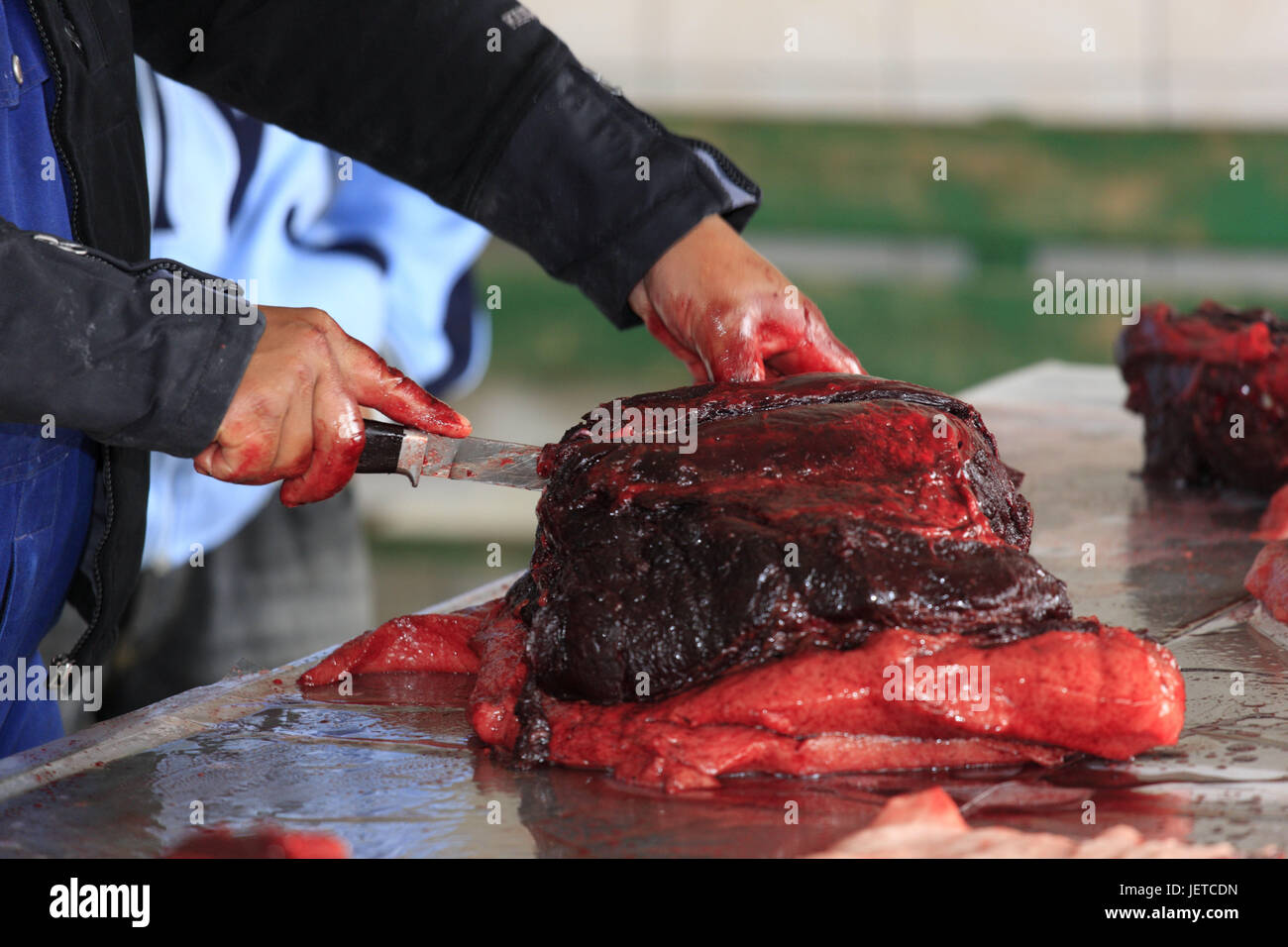 Grönland, Uummannaq, Markt, Inuit, Mensch, Wal-Fleisch, Schnitt, Detail, kein model Release, Nordgrönland, Menschen, lokale, Fleisch, roh, Messer, teilen, abschneiden, blutig, kühn, Vertrieb, Fischer, Wal Fischer, innen, Essen, Hände, Stockfoto