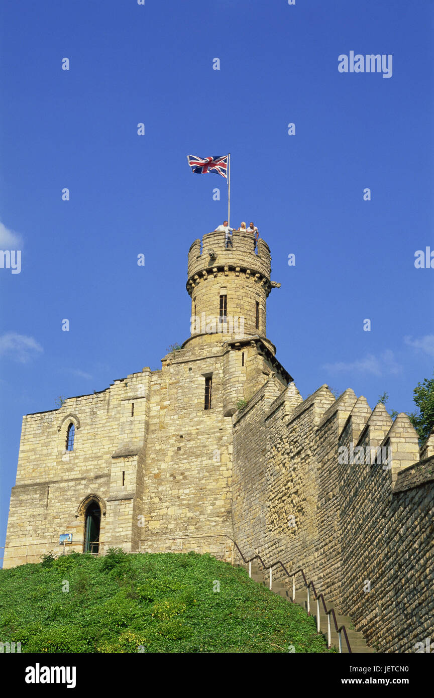 Großbritannien, England, Lincolnshire, Lincoln, Schloss, Turm, Besucher, Flagge, kein Model-Release, Europa, Stadt, Ziel, Ort von Interesse, Gebäude, Architektur, Festung, Burg, Stadtmauer, Schloss, Turm, Nationalflagge, Tourist, Person, Ansicht, Tourismus, Himmel, blau, Stockfoto