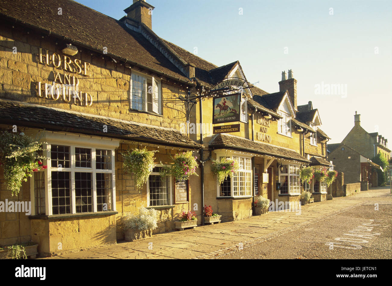 Großbritannien, England, Worcestershire, Cotswolds, Broadway, Pferd und Hund Hotel, Europa, Ziel, Ort von Interesse, Tourismus, Struktur, Gebäude, Architektur, Gebäude, Blumenschmuck, Morgenlicht, menschenleer, Idylle, schön, einladend, Stockfoto