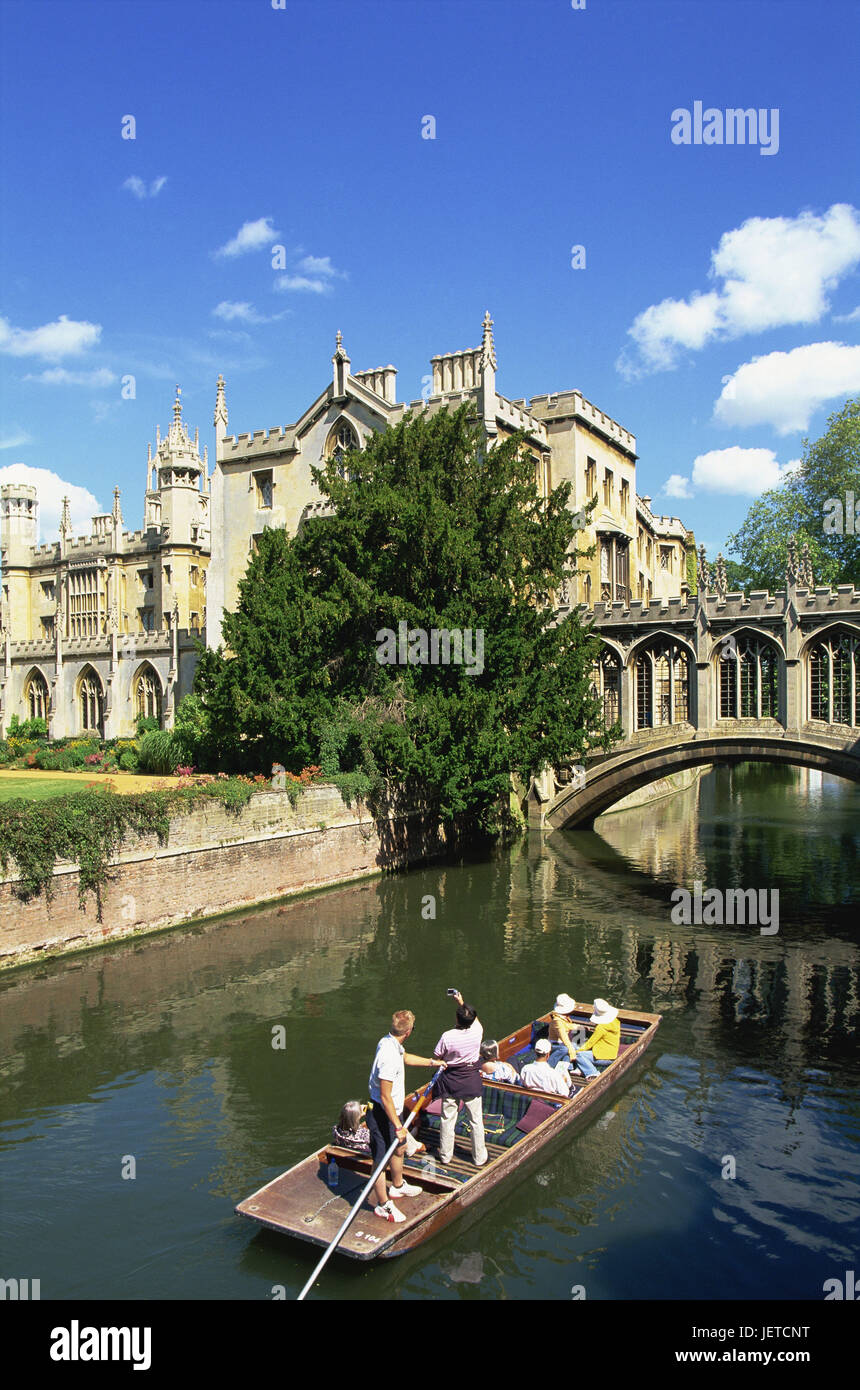 Großbritannien, England, Cambridgeshire, Cambridge, Fluss Cam, Seufzer-Brücke, Saint John's College, Boot, Tourist, Europa, Stadt, Ziel, Ort von Interesse, Gebäude, Struktur, Architektur, Architektur, Universität, Uni-Gebäude, Brücke, Fluss, Wasser, Person, Tourismus, Stockfoto