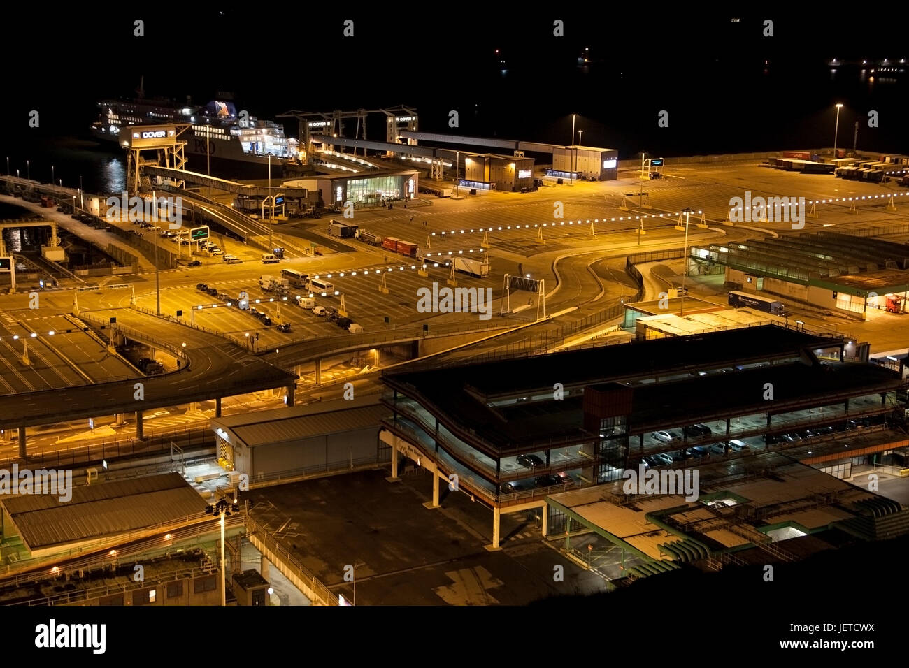 Letzte Fähre Dover in der Nacht verlassen. Ein Blick auf den Dover Hafen terminal aus den White Cliffs Stockfoto