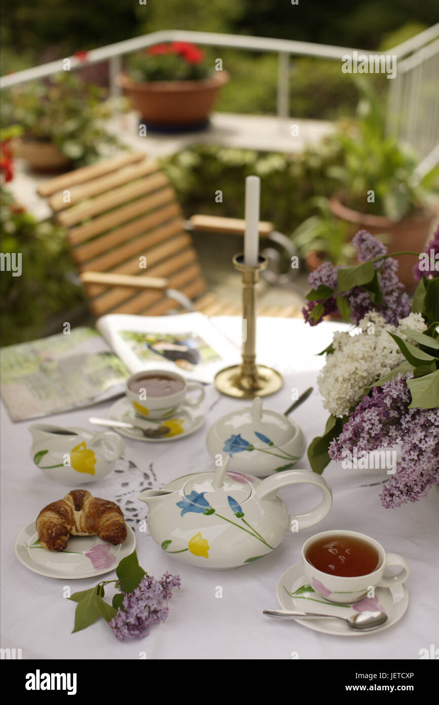 Garten, Terrasse, Tisch, bedeckt, Tee, Magazin, China, Geschirr, Porzellan, weiß, florales Design, Tassen, Löffel, Teekanne, Tee trinken, Teatime, Topf, schwarzer Tee, Tee trinken, Teatime, Zuckerdose, Brusthaut Topf, Croissant, Leuchter, Messing, Tabelle Kappen, weiß, Stuhl, Blumen, Flieder, Blüte, niemand, im Außenbereich, Stockfoto