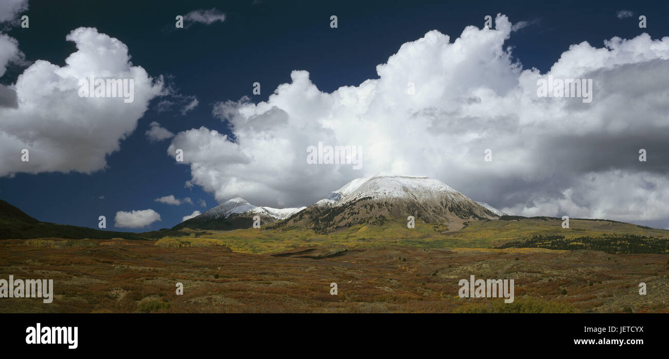 USA, Utah, Manti La Sal Mountains, Landschaft, Berge, Gipfel, Snowy, Nordamerika, Landschaft, Natur, menschenleer, Ruhe, Stille, Einsamkeit, Abgeschiedenheit, bewölkter Himmel, Stockfoto