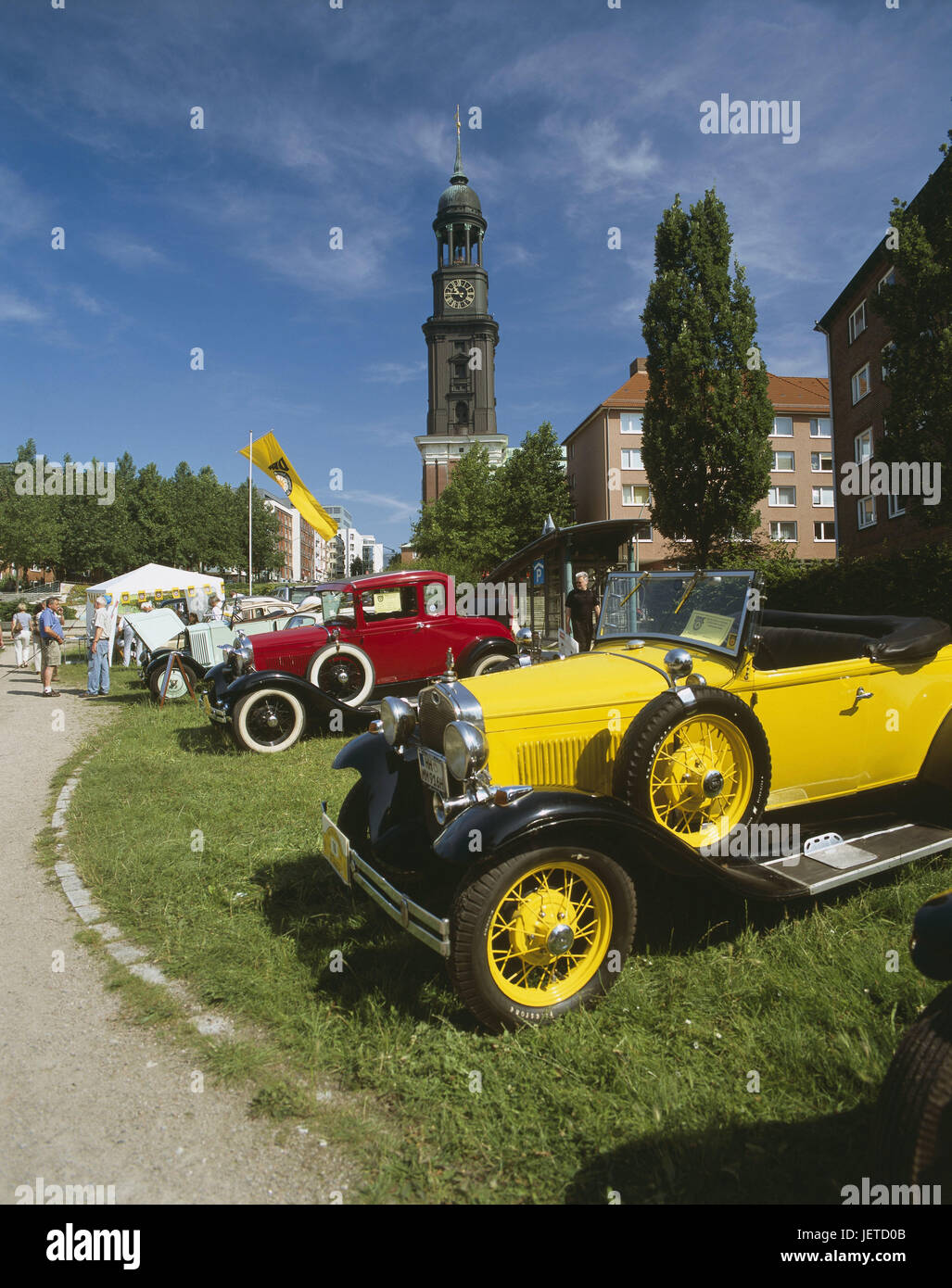 Deutschland, Hamburg, Krayenkamp, Michaeliskirche, Oltimertreffen, Besucher, Norddeutschland, Stadt, Hansestadt, Hafen, Stadt, Innenstadt, Kirche, Heilige Bau, Struktur, historisch, Architektur, Turm, "Michel", Ort von Interesse, Wahrzeichen, Autos, Veranstaltung, treffen, Oldtimer, Person, Tourist, im Außenbereich Stockfoto