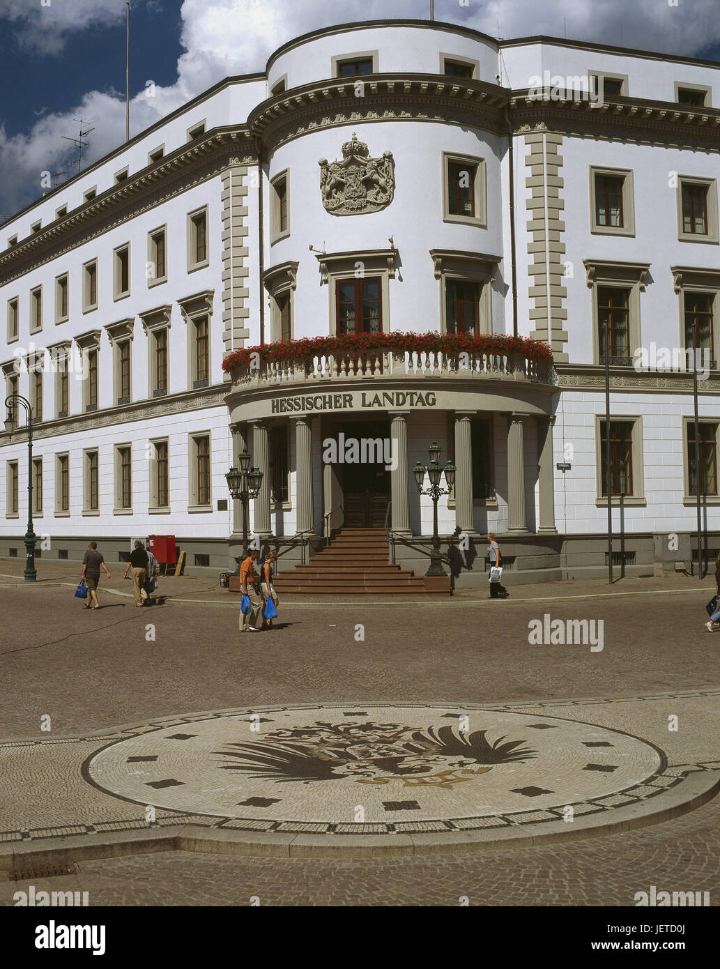 Deutschland, Hessen, Wiesbaden, Schlossplatz, Stadt Schloss, Hessischer Landtag, Boden Mosaik, Marktstrasse, Stadt, Altstadt, Blick auf die Stadt, Marktplatz, Gebäude, historisch, Klassizismus, Eingang, Eckhaus, Baustil, Architektur, Markt gut, gut, Fußgängerzone, Kopfsteinpflaster, Mosaik, Wappen, Wappen Mosaik, Verkehrsinsel, Ort von Interesse, Person, Sommer, bewölkter Himmel, Stockfoto