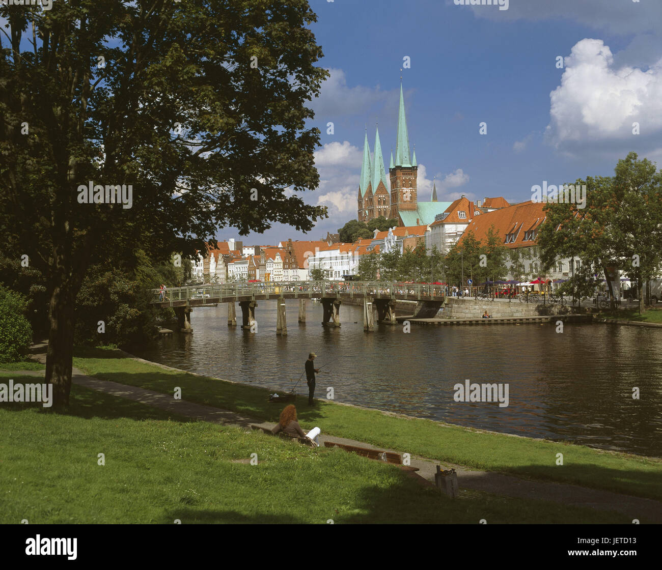 Deutschland, Schleswig - Holstein, Lübeck, des Malers Winkel, der Marienkirche, Peterskirche, Brücke, Obertrave, Bank promenade, Norddeutschland, Hansestadt, Altstadt-Insel, Altstadt, Stadt, Stadt anzeigen, Strukturen, Türme, Türme, historisch, Marien Kirche, Peterskirche, Architektur, Heilige Einstellung, Kirche, Kirchen, Fußgängerbrücke, Promenade, Dankwartsbrücke, Ort von Interesse, Gewässer, UNESCO-Weltkulturerbe, Passanten, Person, Sicht, Stockfoto