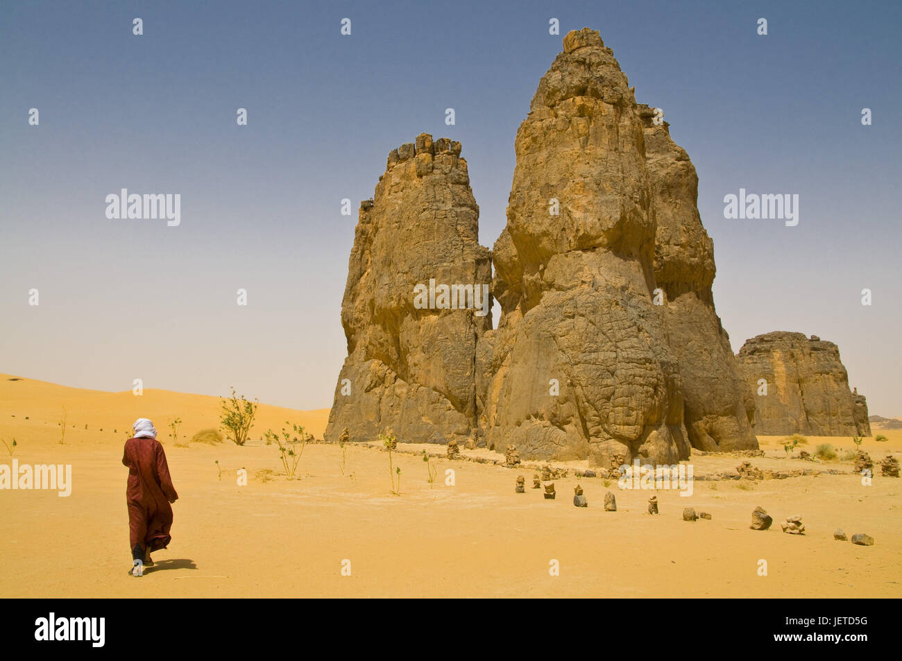 Mann läuft Rock in der Sandwüste Sahara, La Vache Qui Pleure, Algerien, Afrika, Stockfoto