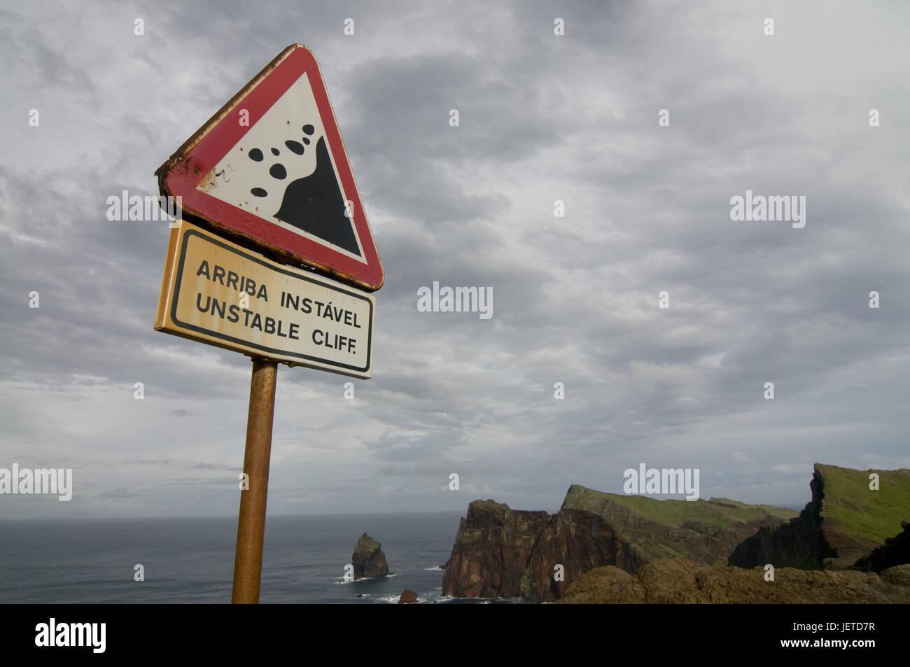Warnschild in den Klippen mit Sao Lorenzo, Madeira, Stockfoto