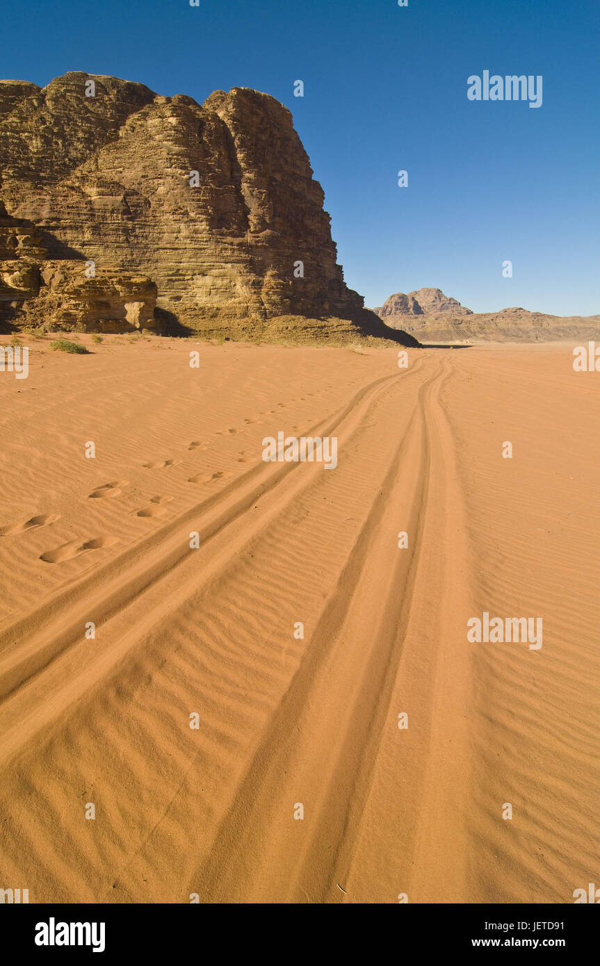 Lane durch die Berglandschaft und Wüste im Wadi Rum, Jordanien, Stockfoto