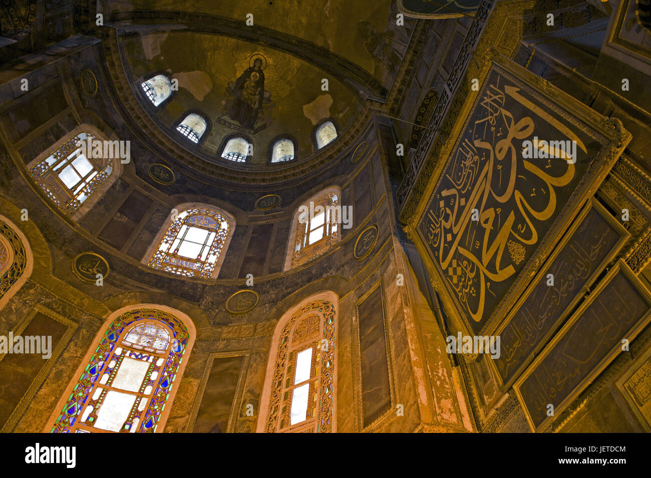 Türkei, Istanbul, Hagia Sophia, Basilika, Fenster in der Kuppel, Unterview, Stockfoto