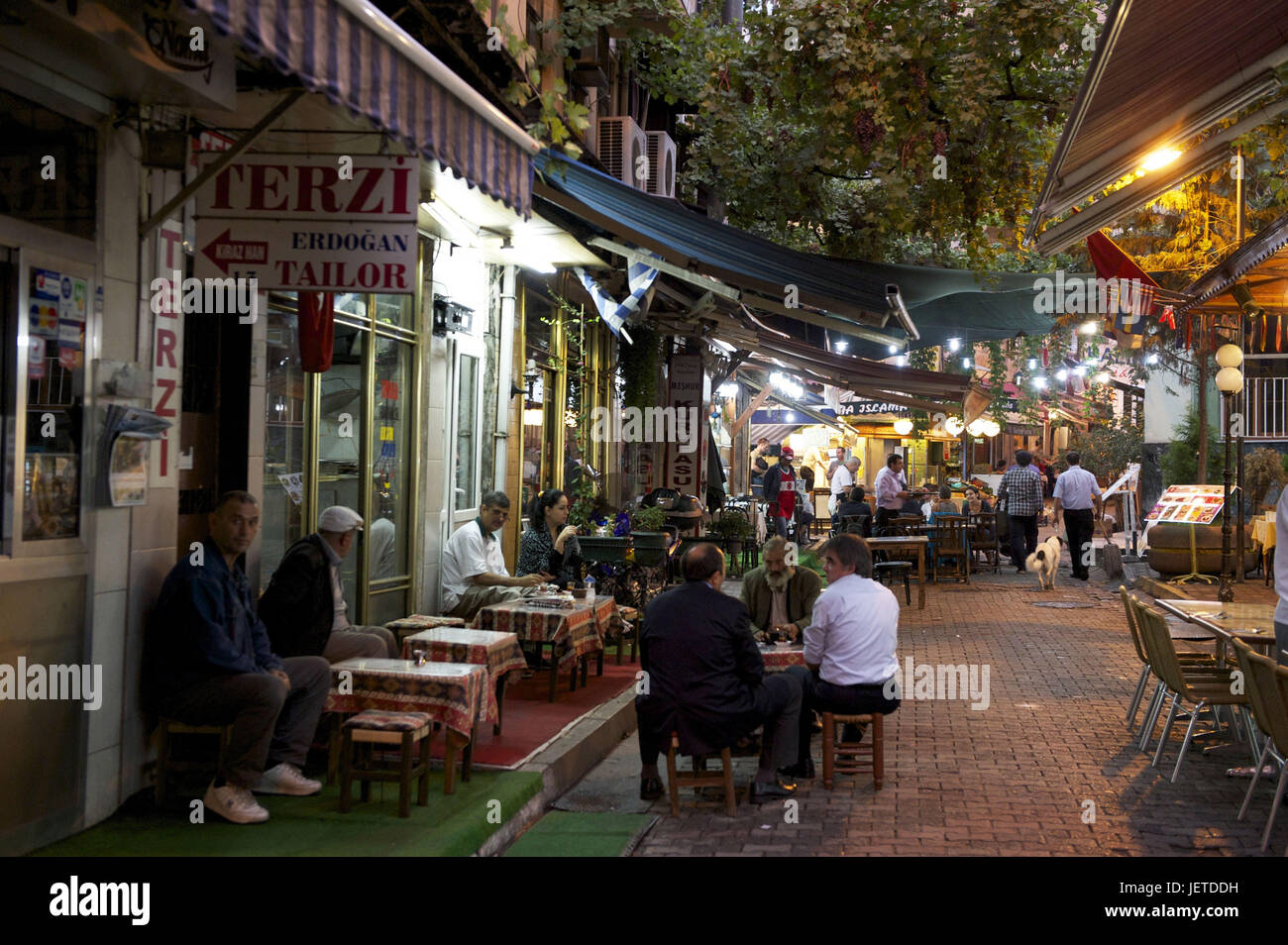 Türkei, Istanbul, Teil von Stadt von Sultanahmet, Straßencafés am Abend, Stockfoto