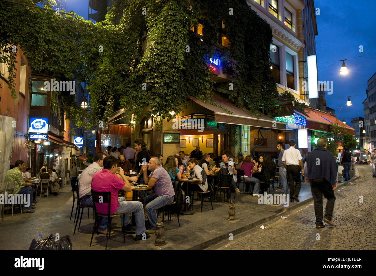 Türkei, Istanbul, Beyoglu, Teil von Stadt von Taksim, Nevizade Straße, Café und Restaurant, Stockfoto
