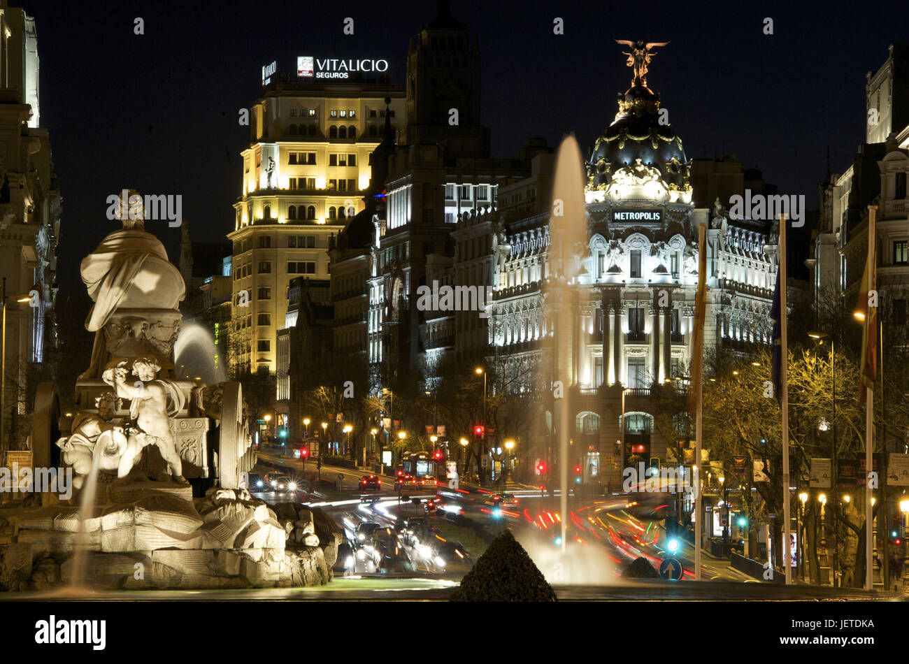 Spanien, Madrid, Metropolis Gebäude in der Nacht, Brunnen im Vordergrund, Stockfoto