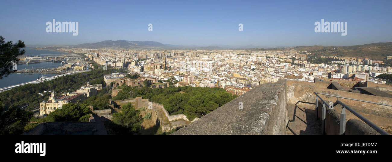 Spanien, Malaga, Blick auf die Burg Castillo de Gibralfaro am Hafen, Stockfoto