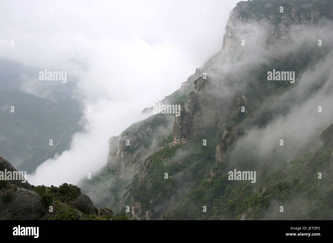 Spanien, Katalonien, Montserrat, bergige Region im Nebel, Stockfoto