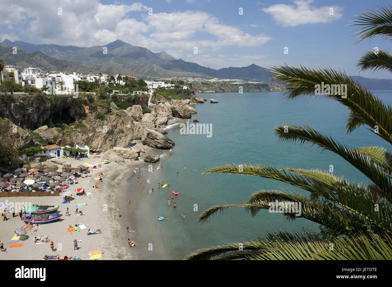 Spanien, Andalusien, Costa del Sol, Nerja, Strand an der Küste von Galle, Stockfoto