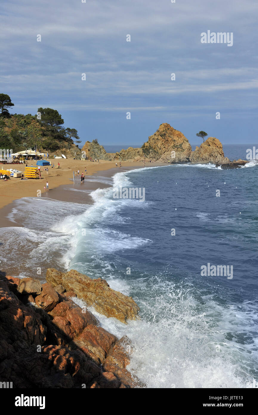 Spanien, Katalonien, Costa Brava, Surfen am Strand von Tossa de Mar, Stockfoto