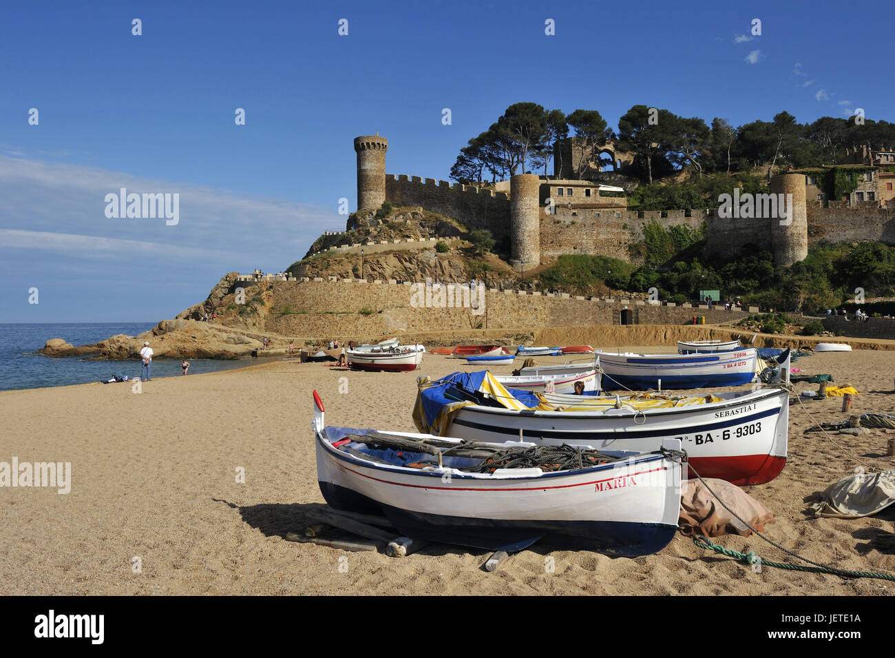 Spanien, Katalonien, Costa Brava, Stiefel auf den Strand von Tossa de Mar, Stockfoto