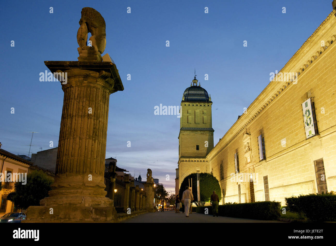 Spanien, Andalusien, Ubeda, Krankenhaus de Santiago, Kulturzentrum in der Nacht, Kinderwagen, Stockfoto