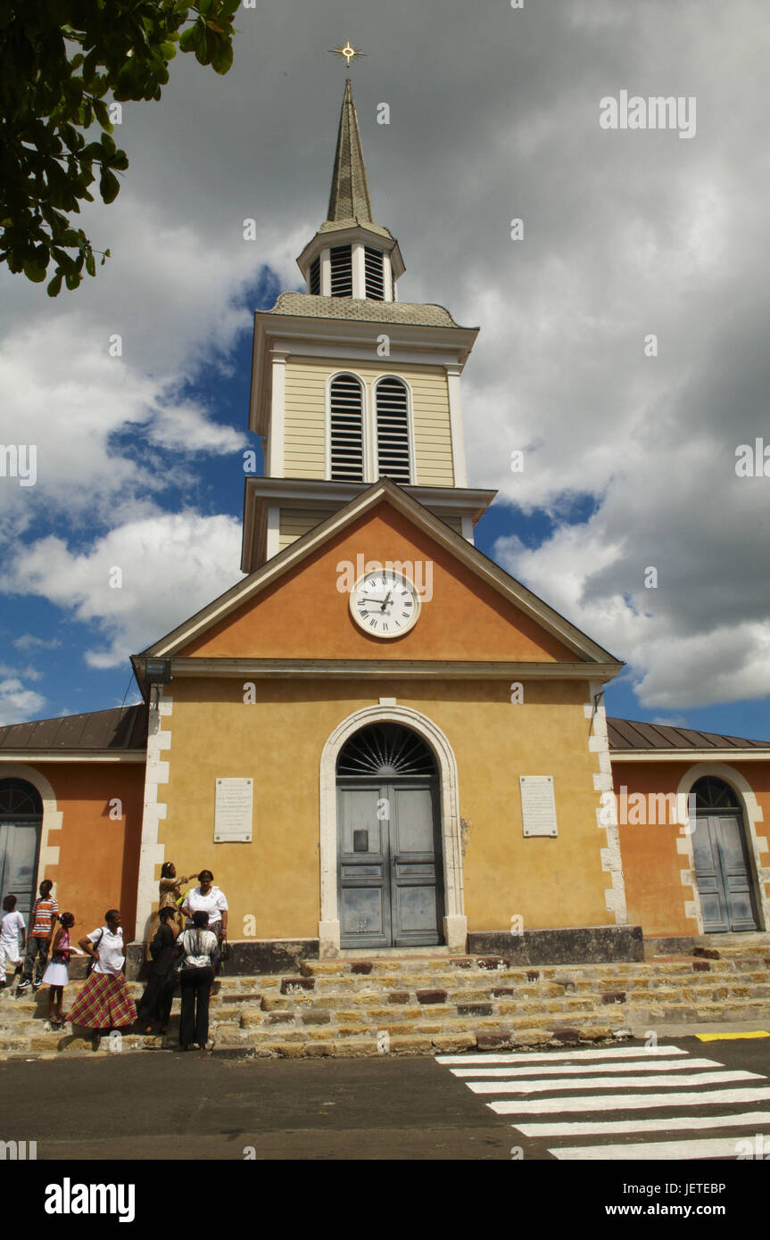 Martinique, Les Trois Ilets Person vor einer Kirche, Stockfoto