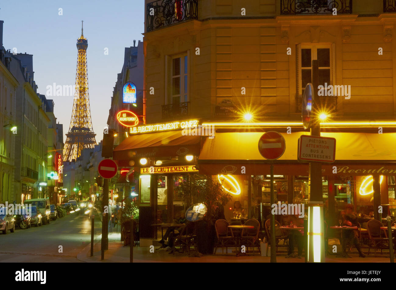 Frankreich, Paris, Straßencafé mit Eiffelturm im Hintergrund, Stockfoto