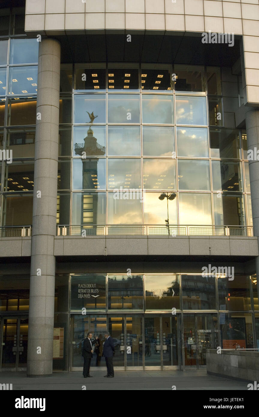 Frankreich, Paris, Place De La Bastille, Opéra Bastille, Fassade, Detail, Spiegelung, Juli Säule, Männer, Unterhaltung, kein Model-Release, Stockfoto