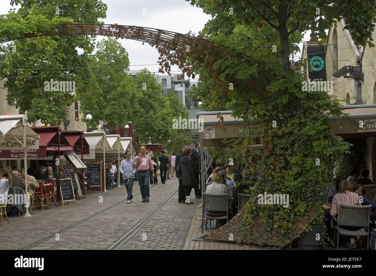 Frankreich, Paris, Bercy, Straßencafés, Fußgänger, Gäste, kein Model-Release, Stockfoto